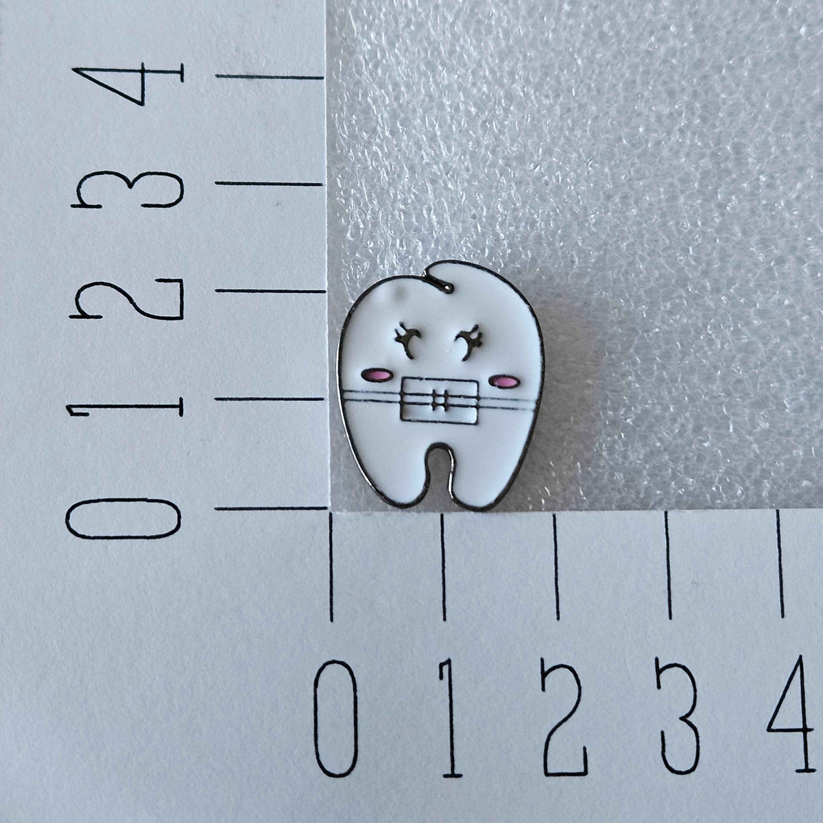 Enamel pin - Tandarts - Tand met mondkapje