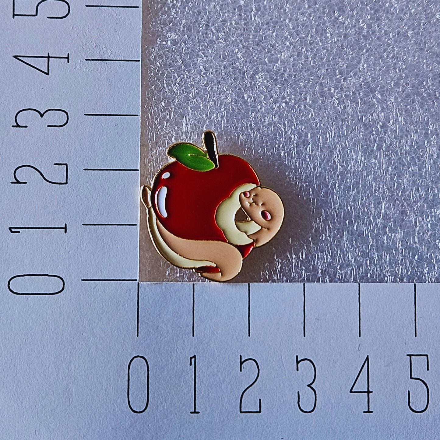 Enamel pin - Worm met appel