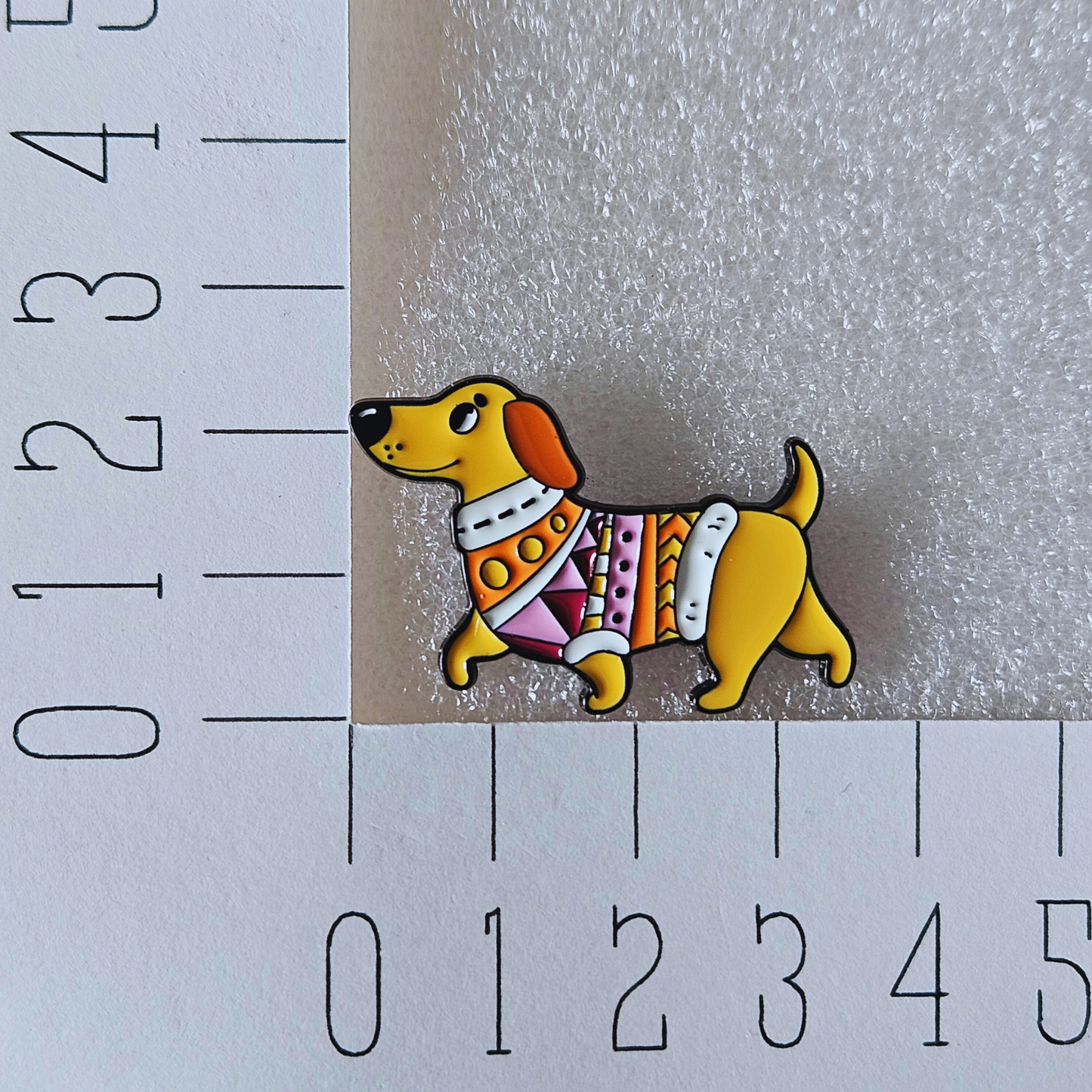 Enamel pin - Teckel met trui
