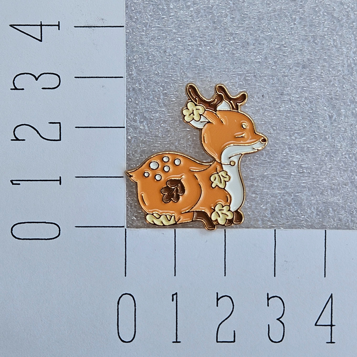 Enamel pin - Hertje met bloemen