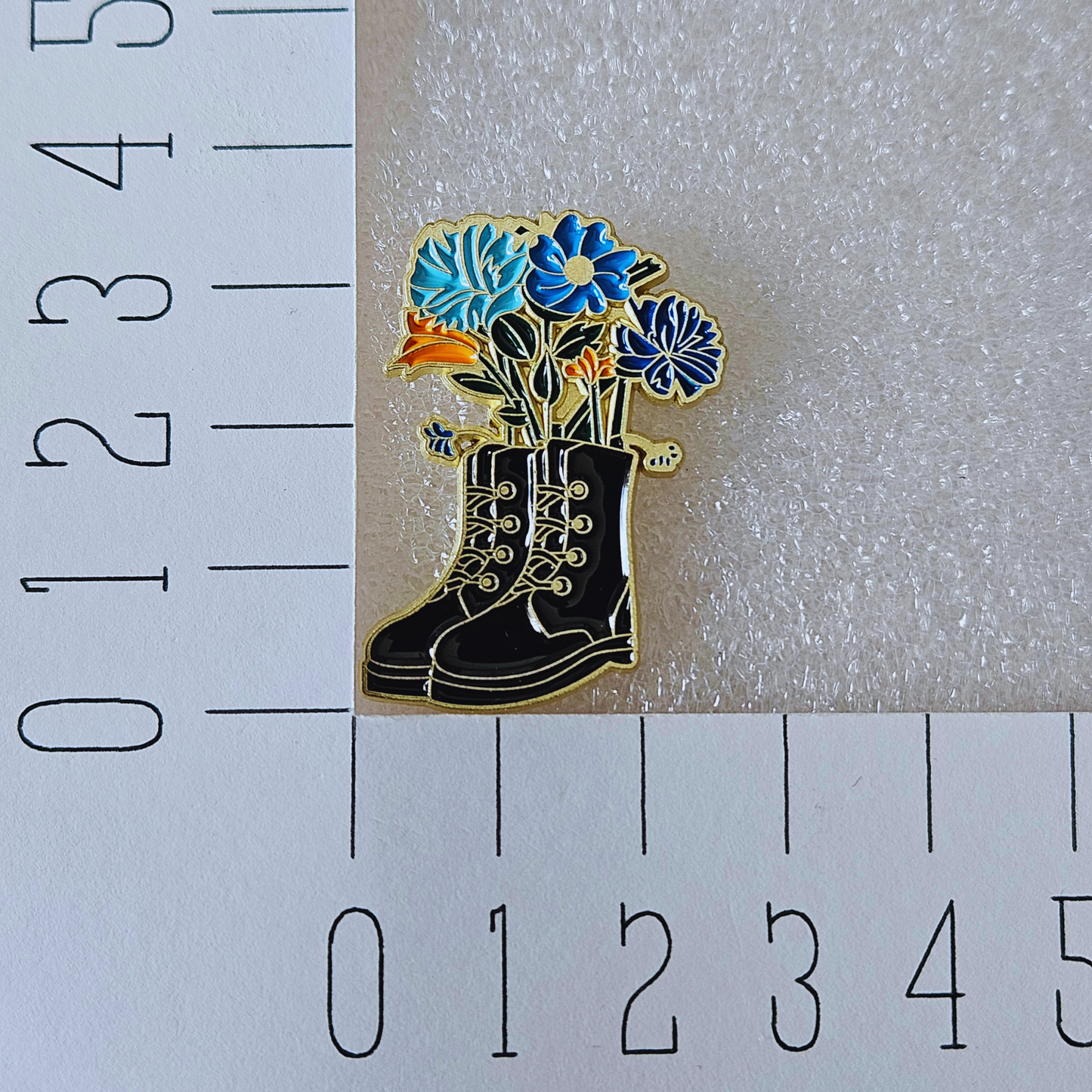 Enamel pin - Zwarte schoenen met blauwe bloemen