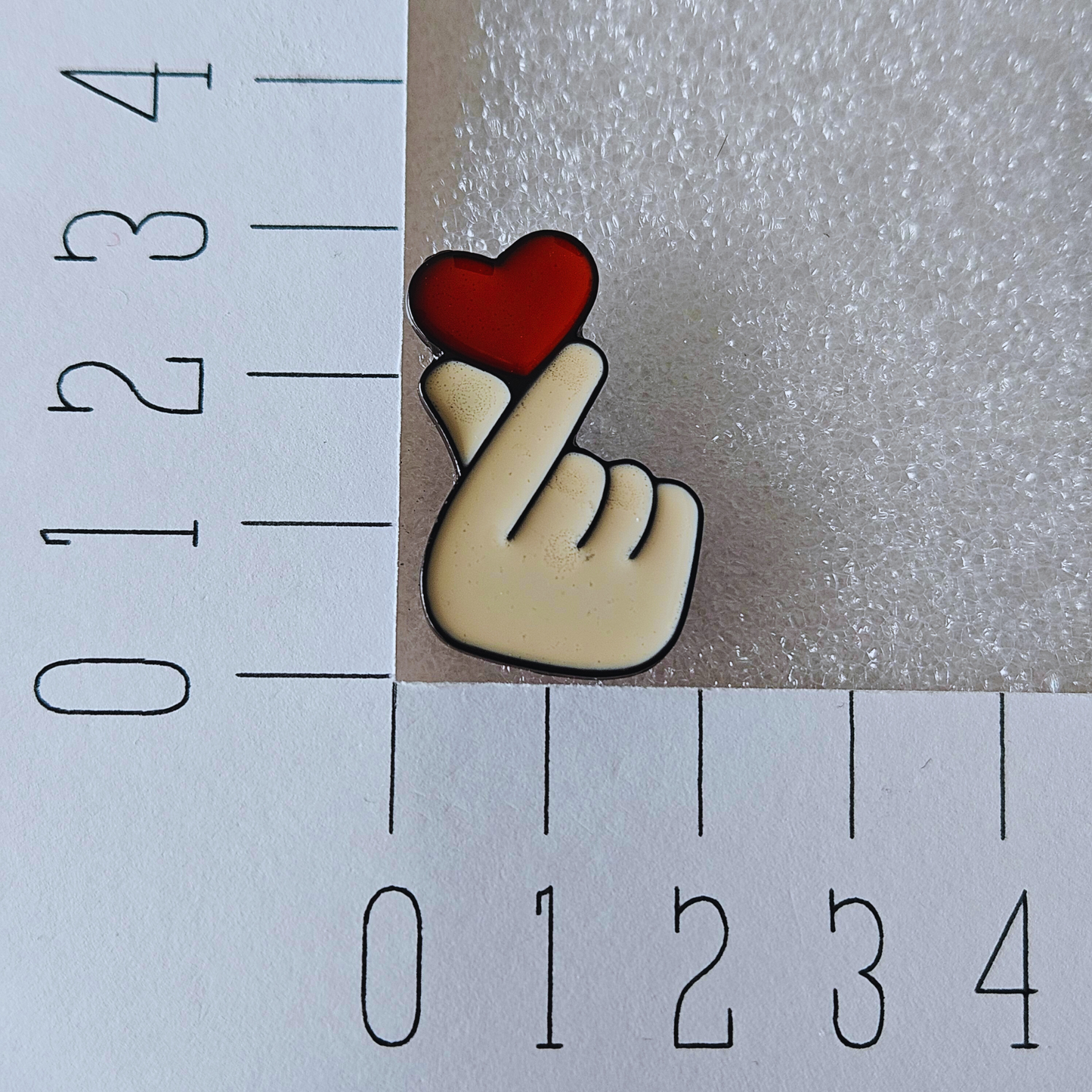 Enamel pin - Hand met hartje