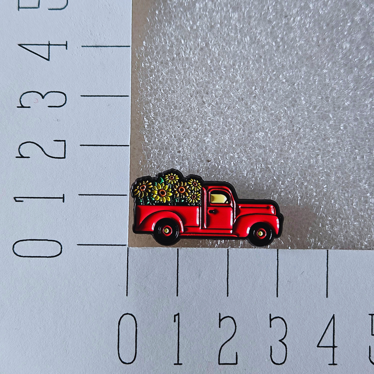 Enamel pin - Rode pick-up met bloemen
