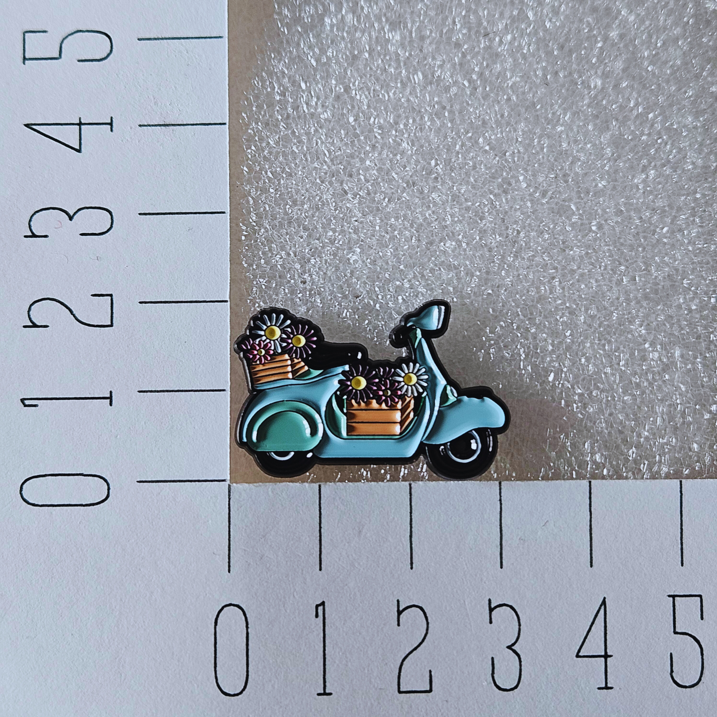 Enamel pin - Scooter met bloemen