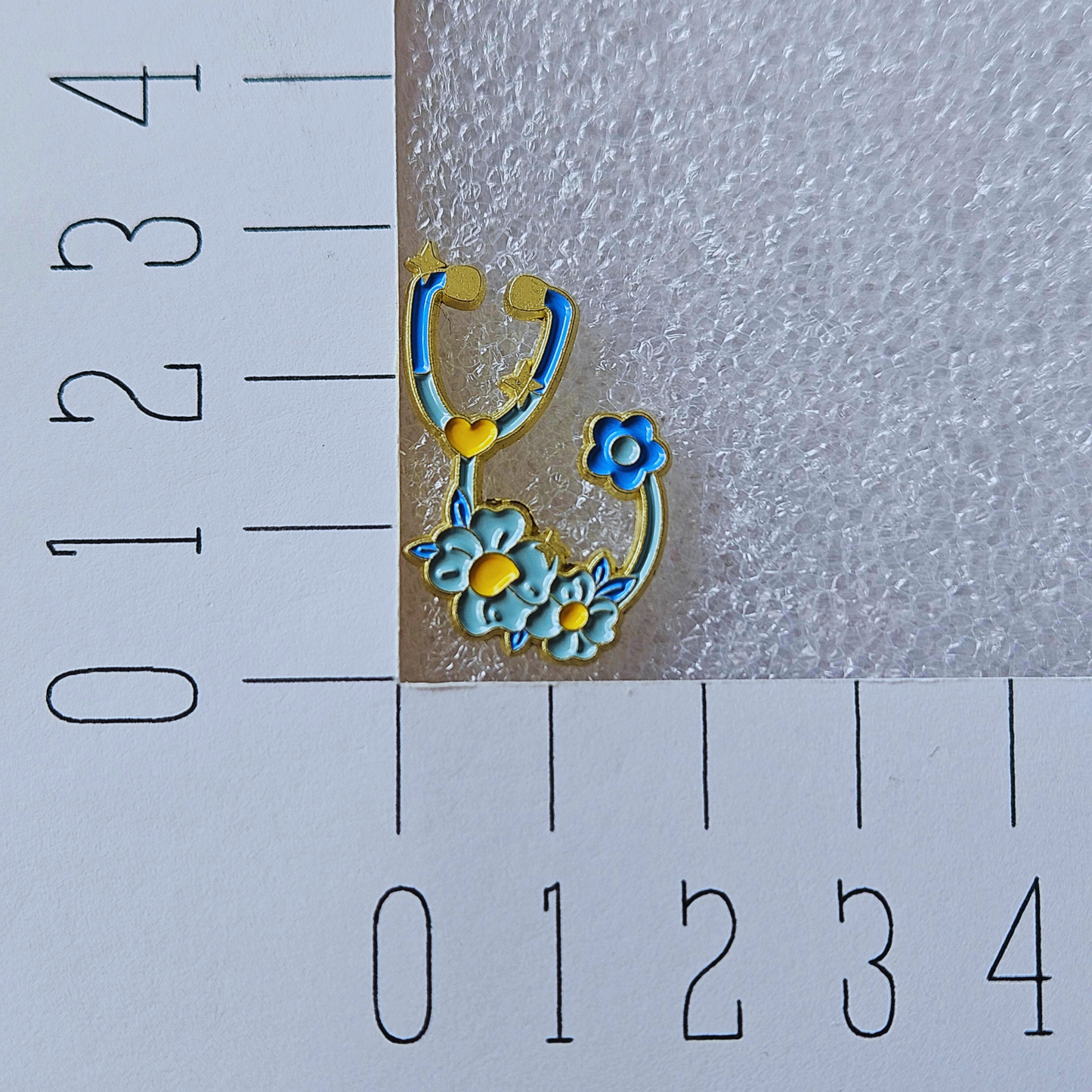 Enamel pin - Stethoscoop met blauwe bloemen