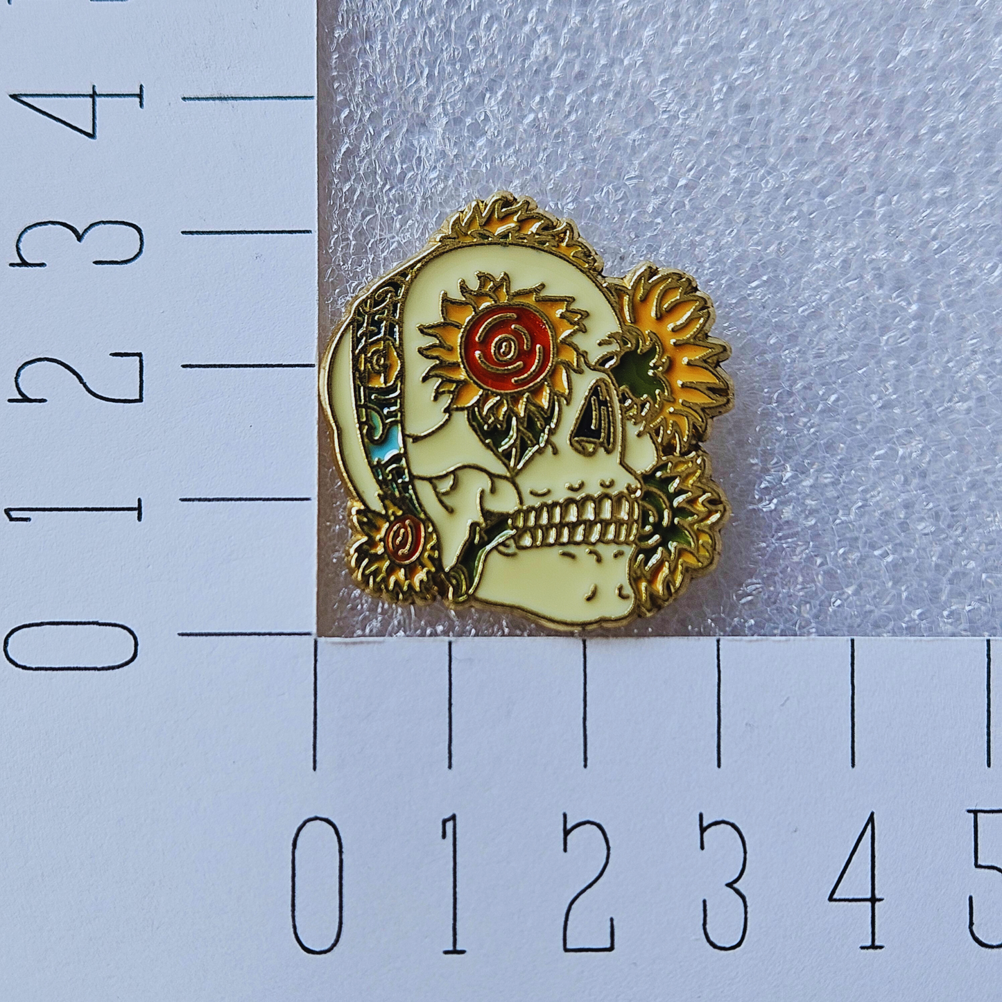 Enamel pin - Schedel met zonnebloemen