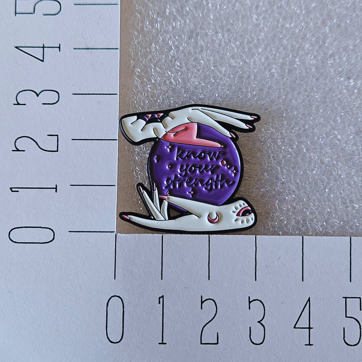 Enamel pin - Glazen bol - Know your strength