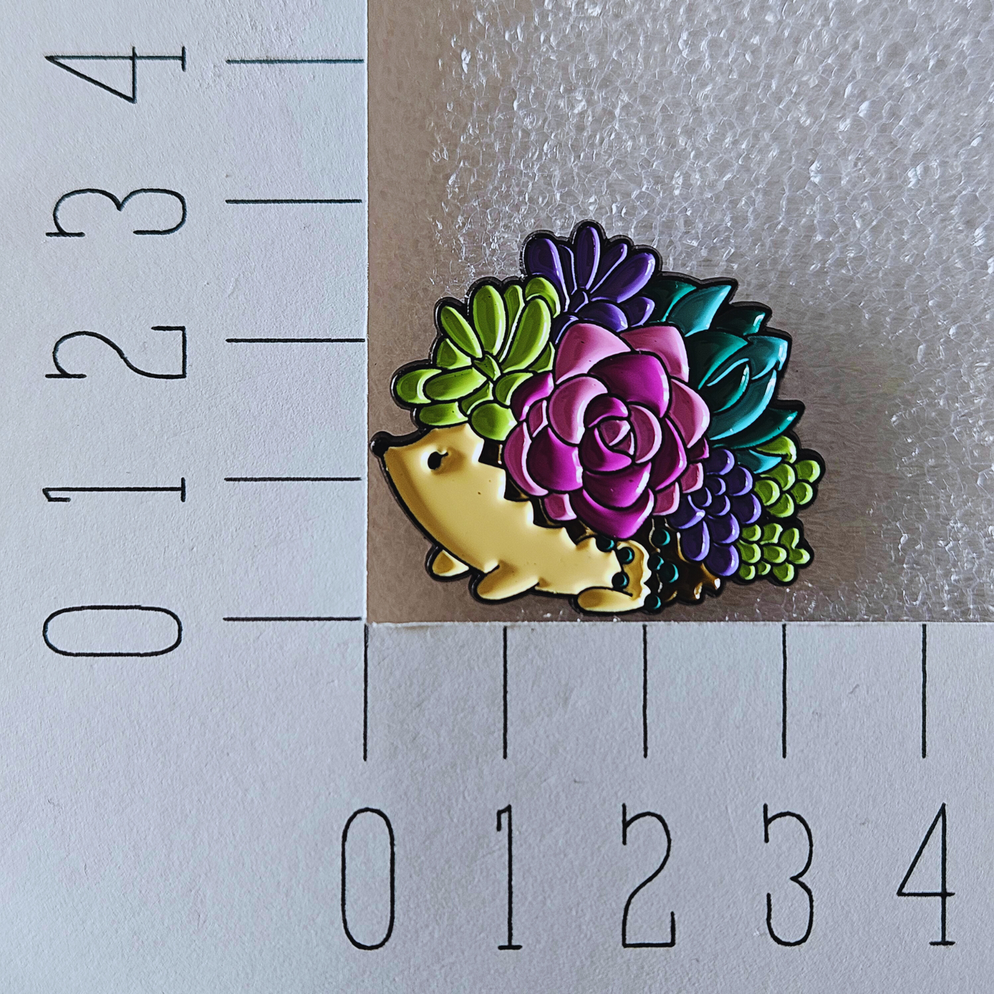 Enamel pin - Egeltje met bloemen