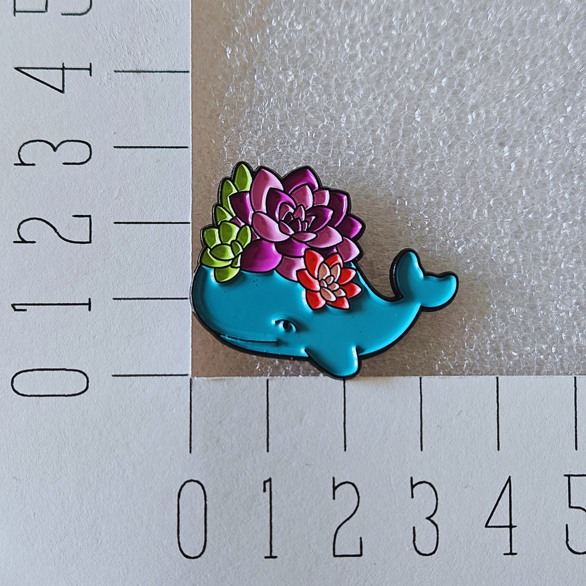 Enamel pin - Walvis met bloemen
