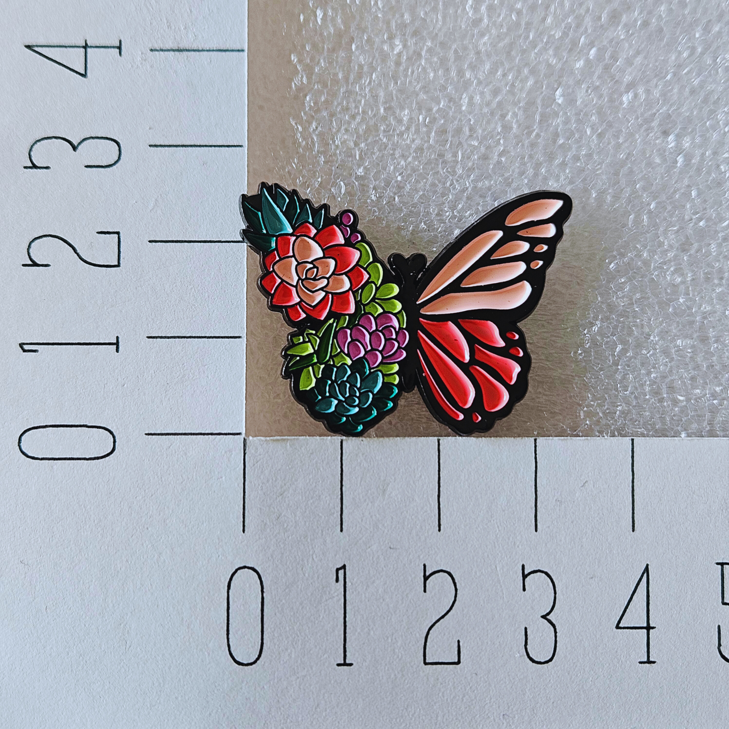 Enamel pin - Vlinder met bloemen