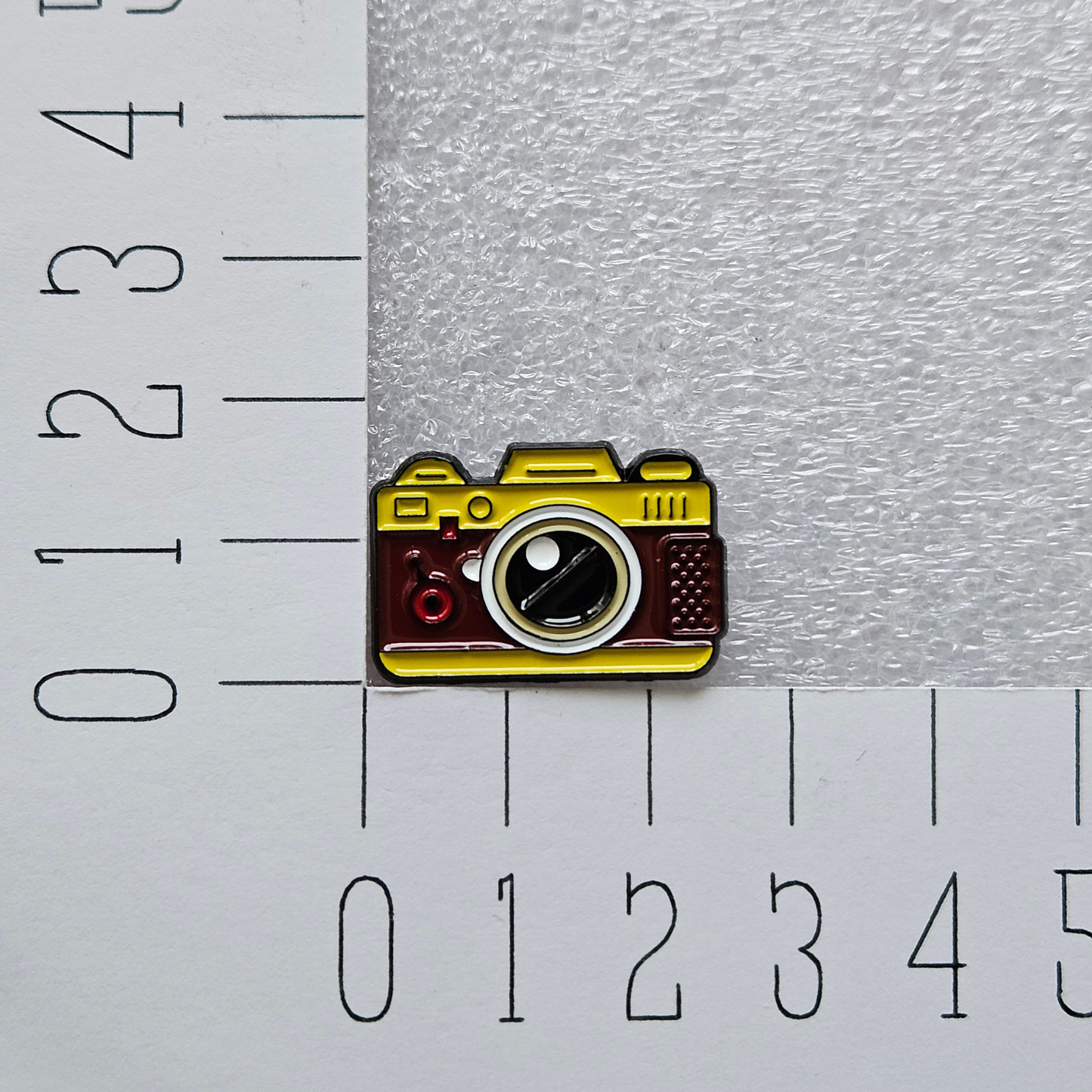 Enamel pin - Camera bruin / geel