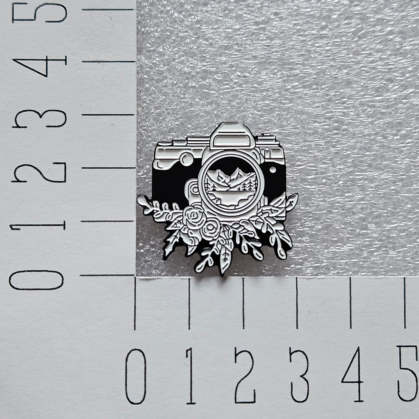 Enamel pin - Camera zwart met bloemen