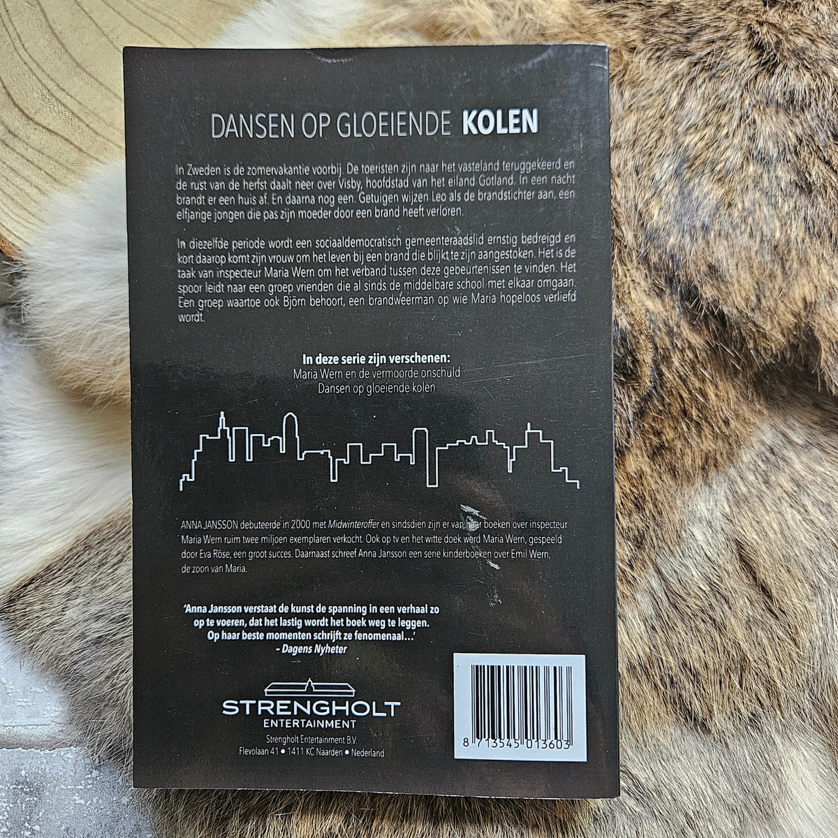 Dansen op gloeiende kolen – Anna Jansson – Paperback