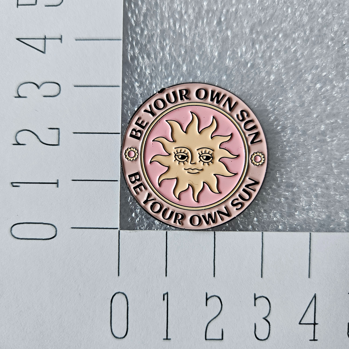 Enamel pin - Be your own sun - Hobby en meer
