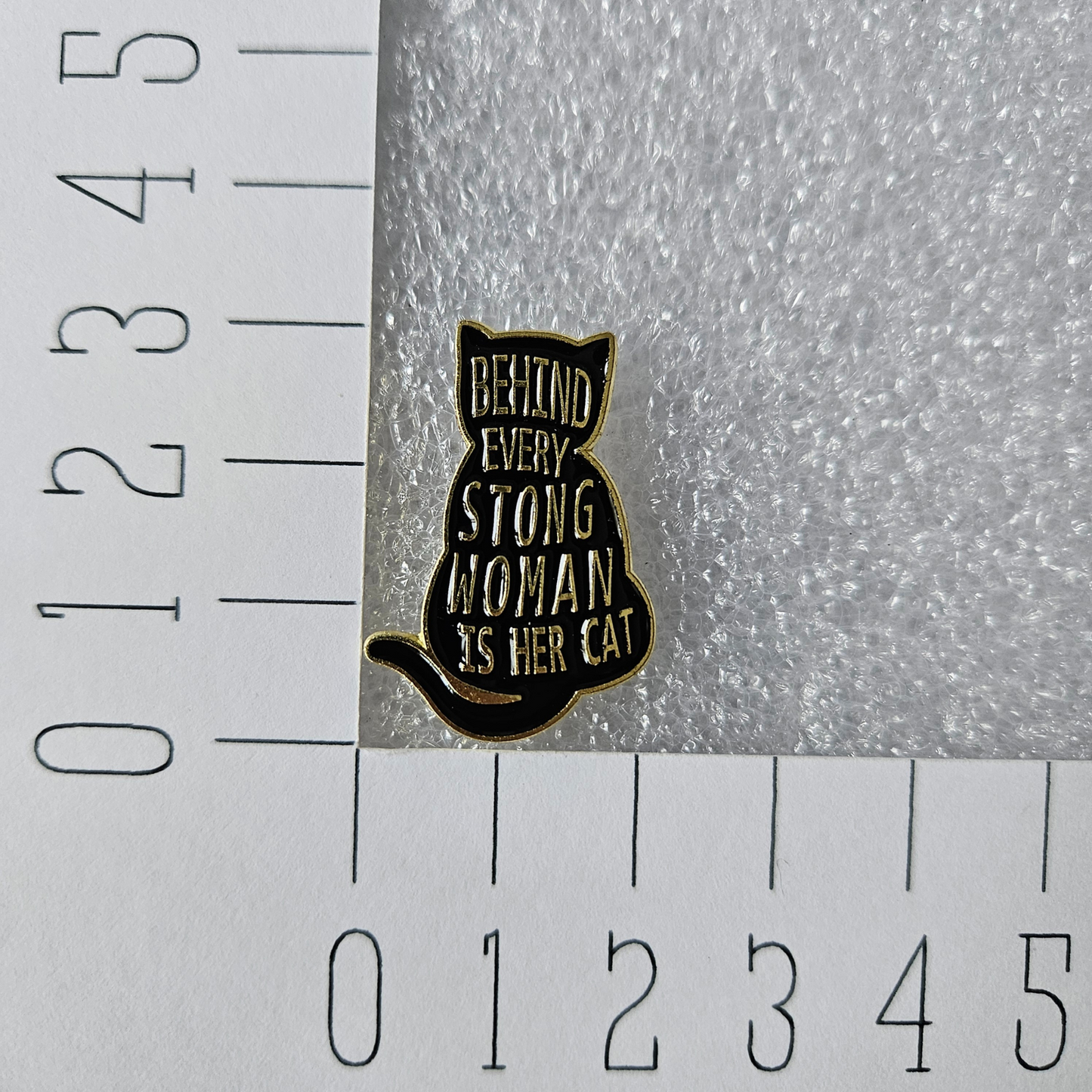 Enamel pin - Behind every strong woman is her cat - Zwarte kat - Hobby en meer
