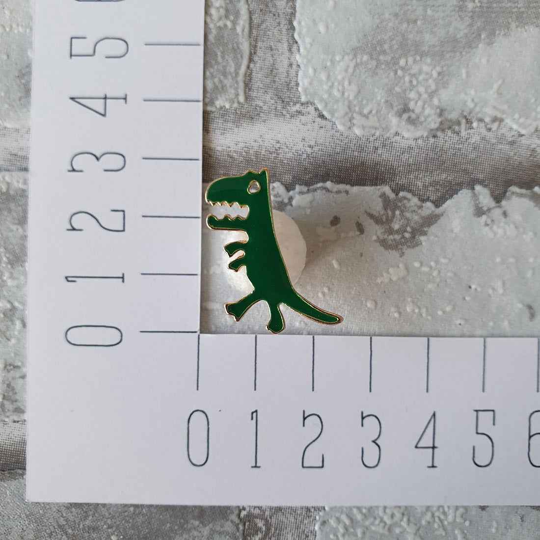 Enamel pin - Dino