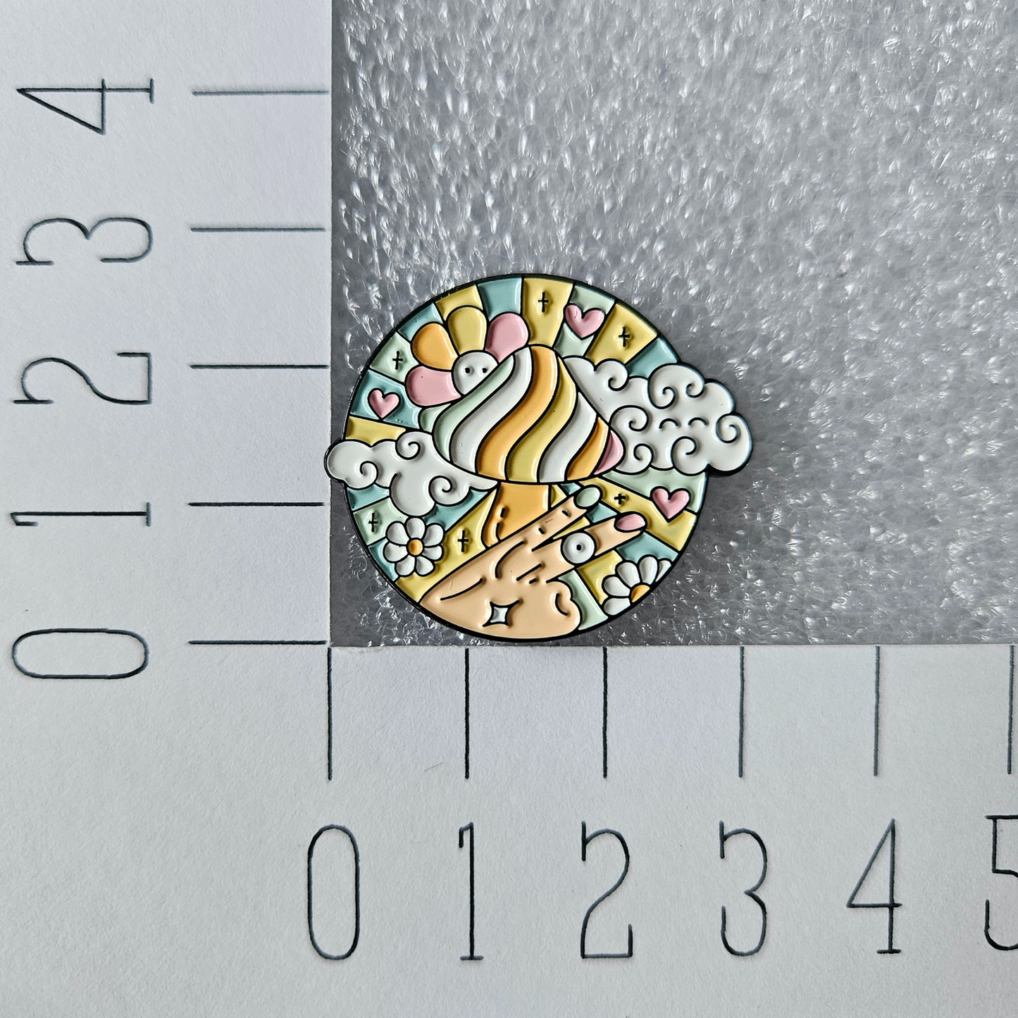 Enamel pin - Gekleurde paddenstoel good vibes - Hobby en meer