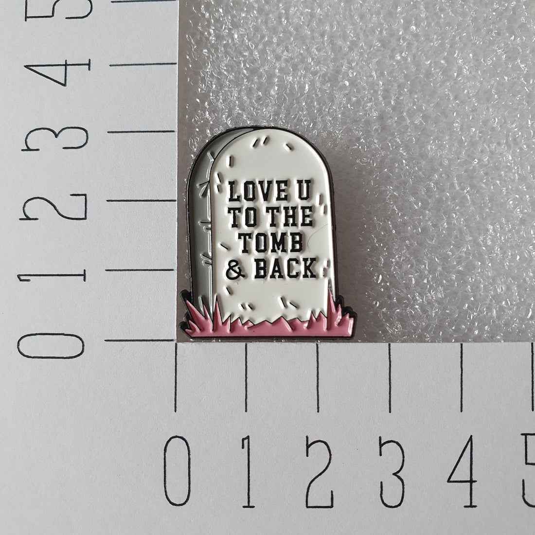 Enamel pin - Grafsteen - Love u to the tomb & back