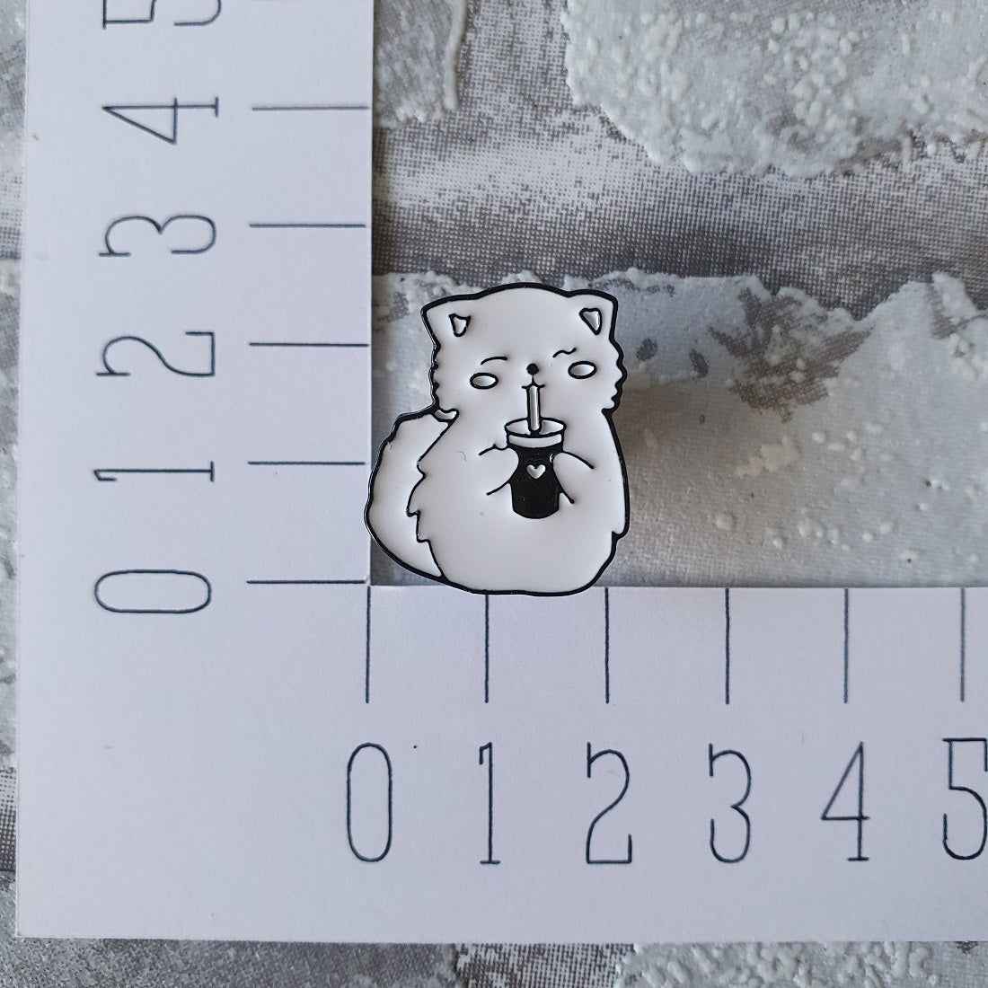 Enamel pin - Kat met drankje