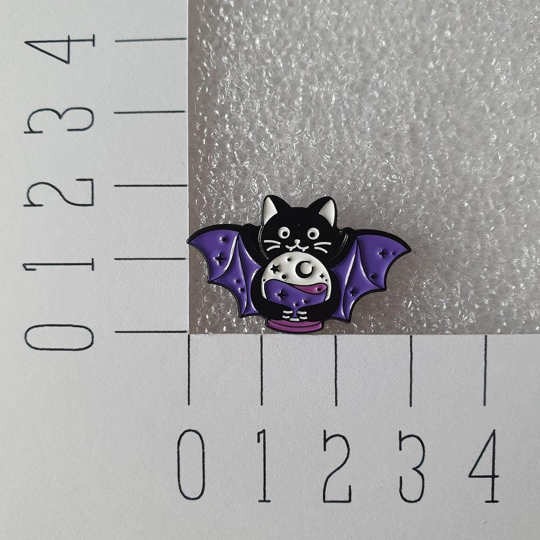 Enamel pin - Kat met glazen bol - Hobby en meer