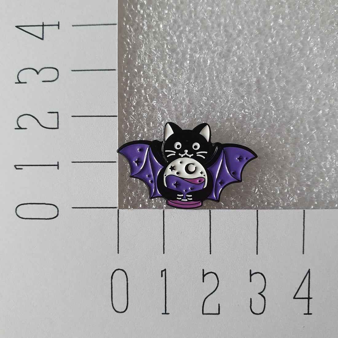 Enamel pin - Kat met glazen bol