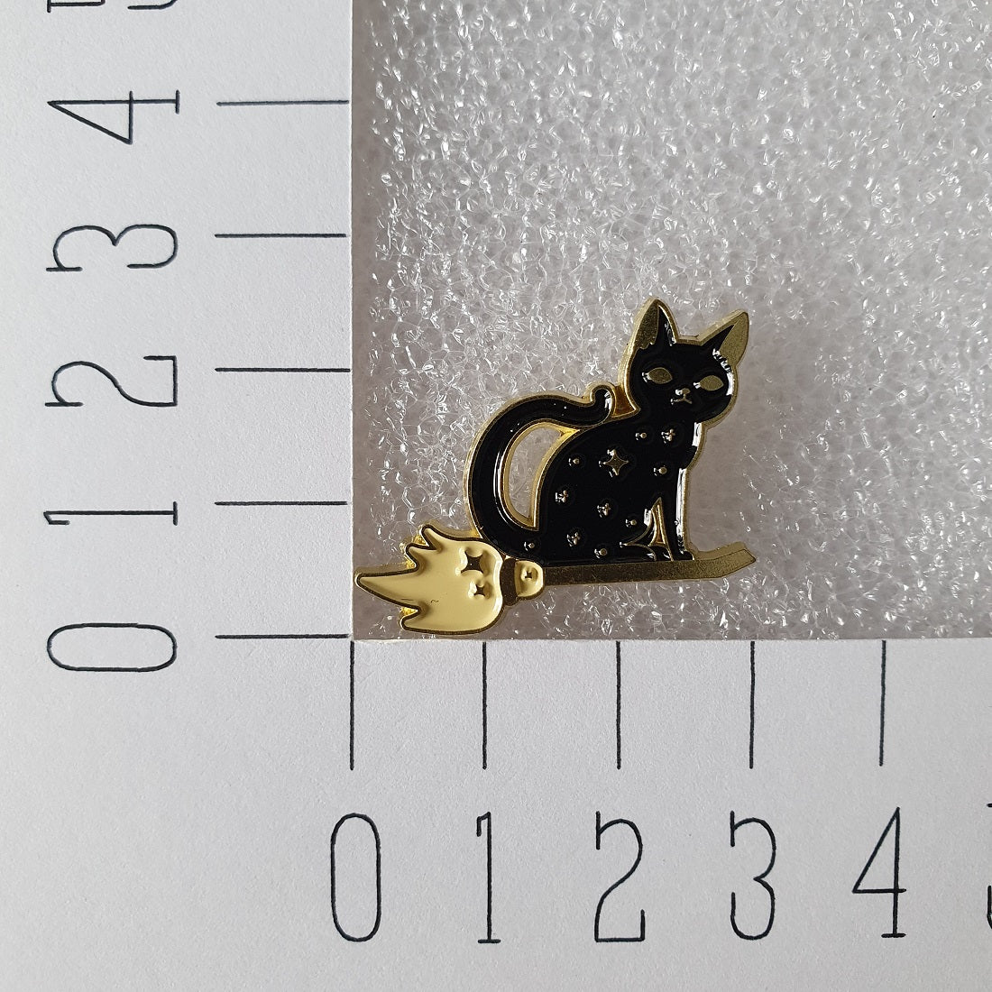 Enamel pin - Kat op bezem - Hobby en meer