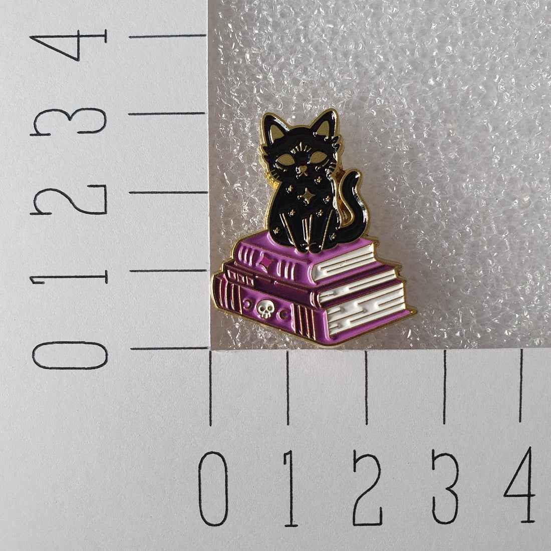 Enamel pin - Kat op stapel boeken