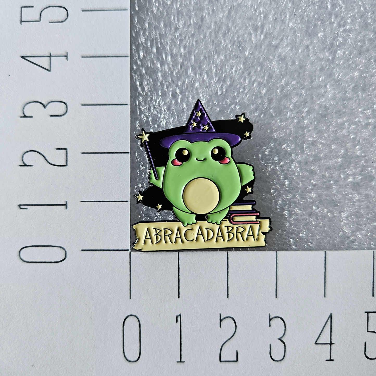 Enamel pin - Kikker abracadabra - Hobby en meer
