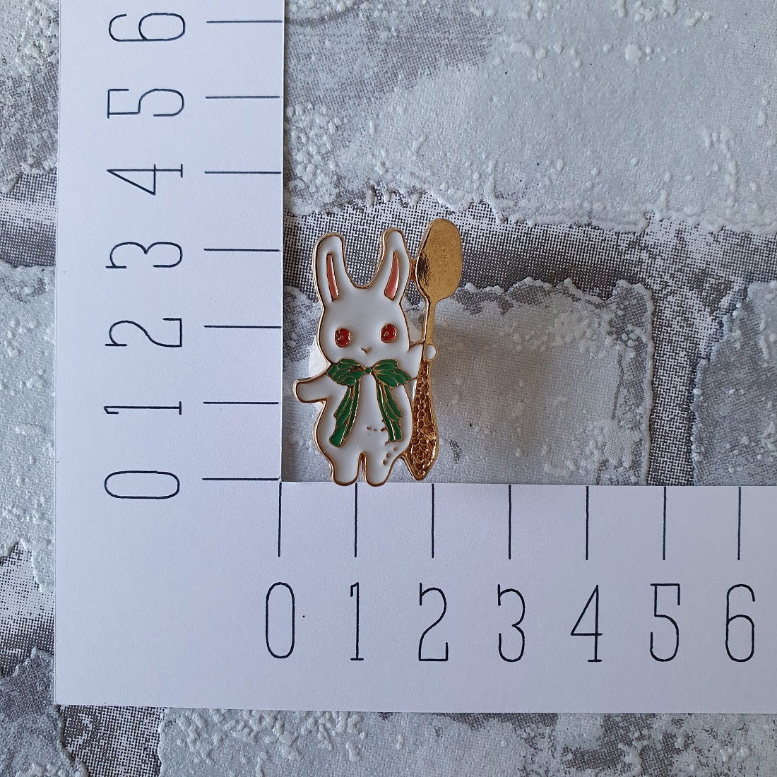 Enamel pin - Konijn met lepel - Hobby en meer