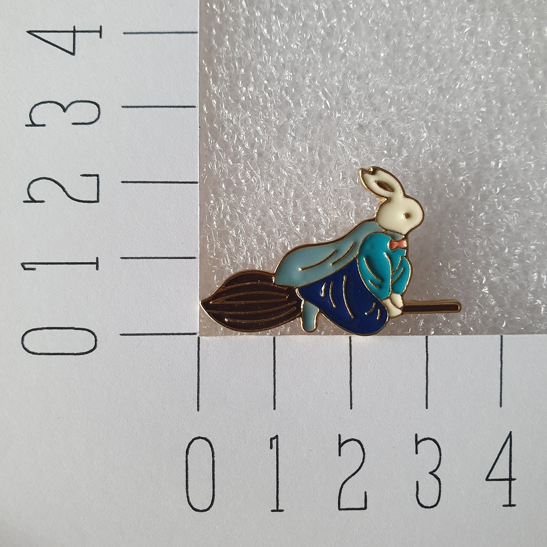 Enamel pin - Konijn op bezem - Hobby en meer