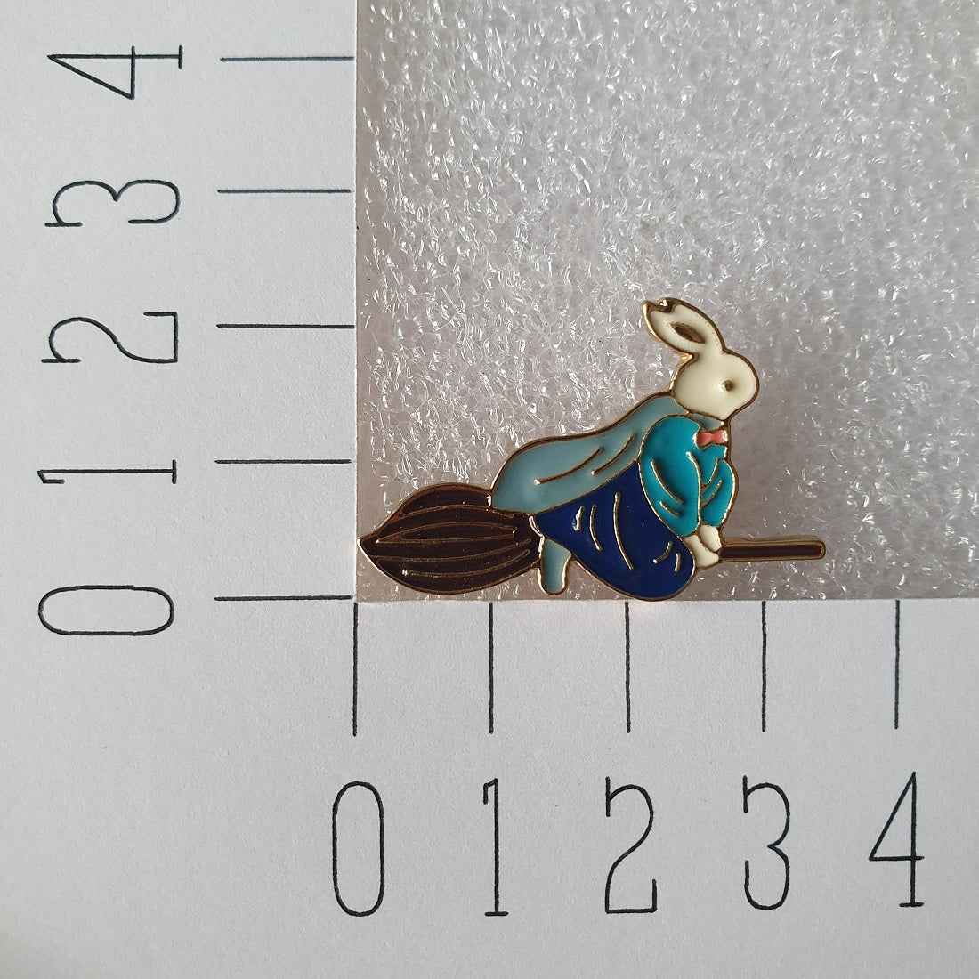 Enamel pin - Konijn op bezem