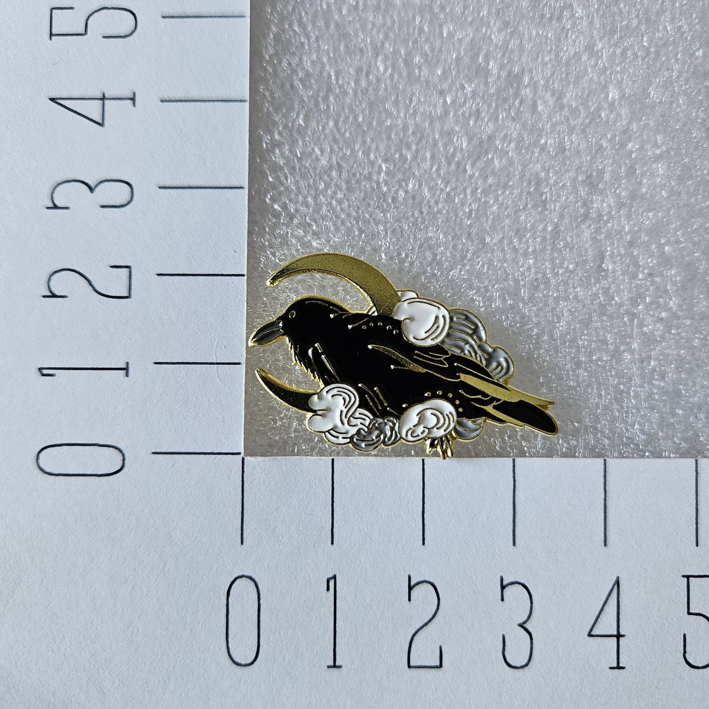 Enamel pin - Kraai in de wolken - Hobby en meer