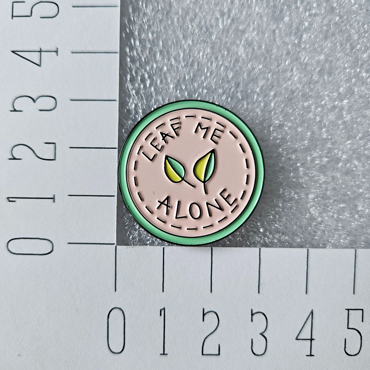 Enamel pin - Leaf me alone