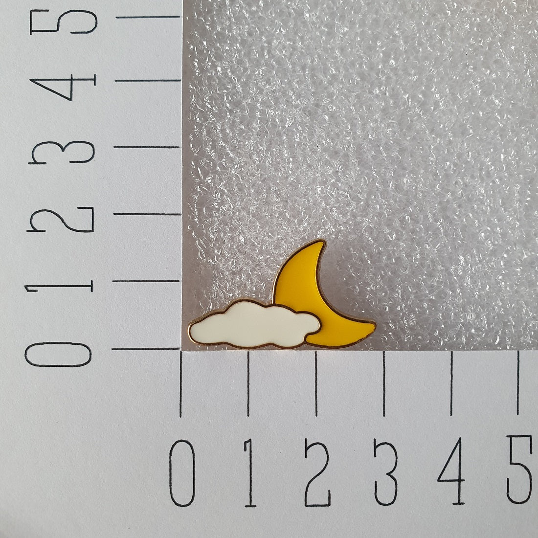 Enamel pin - Maan met wolk - Hobby en meer