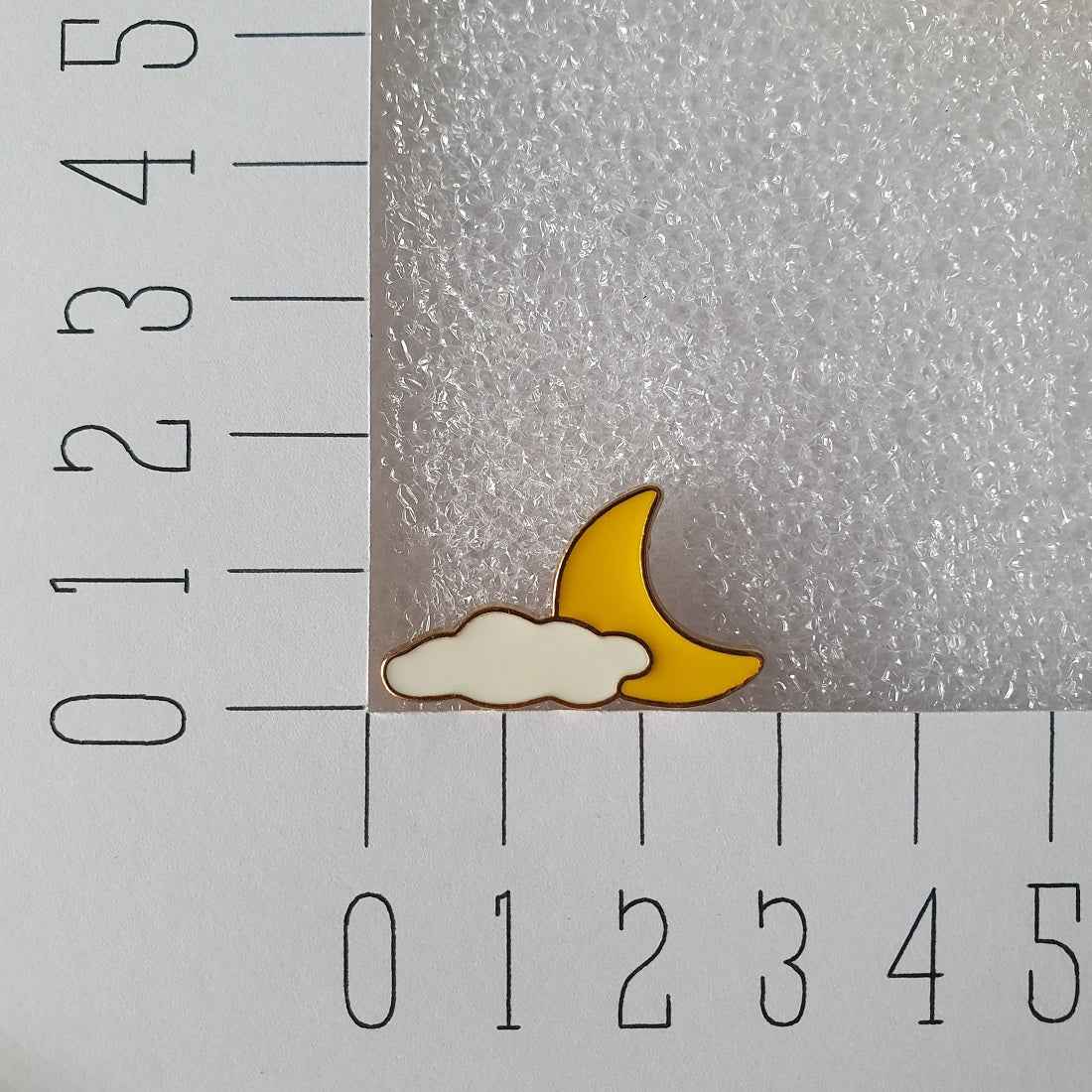 Enamel pin - Maan met wolk