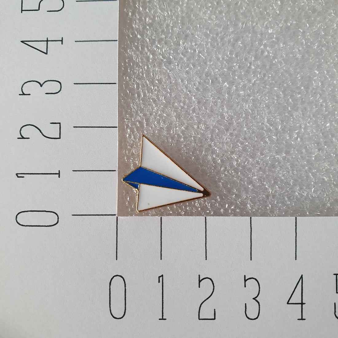 Enamel pin - Papieren vliegtuigje