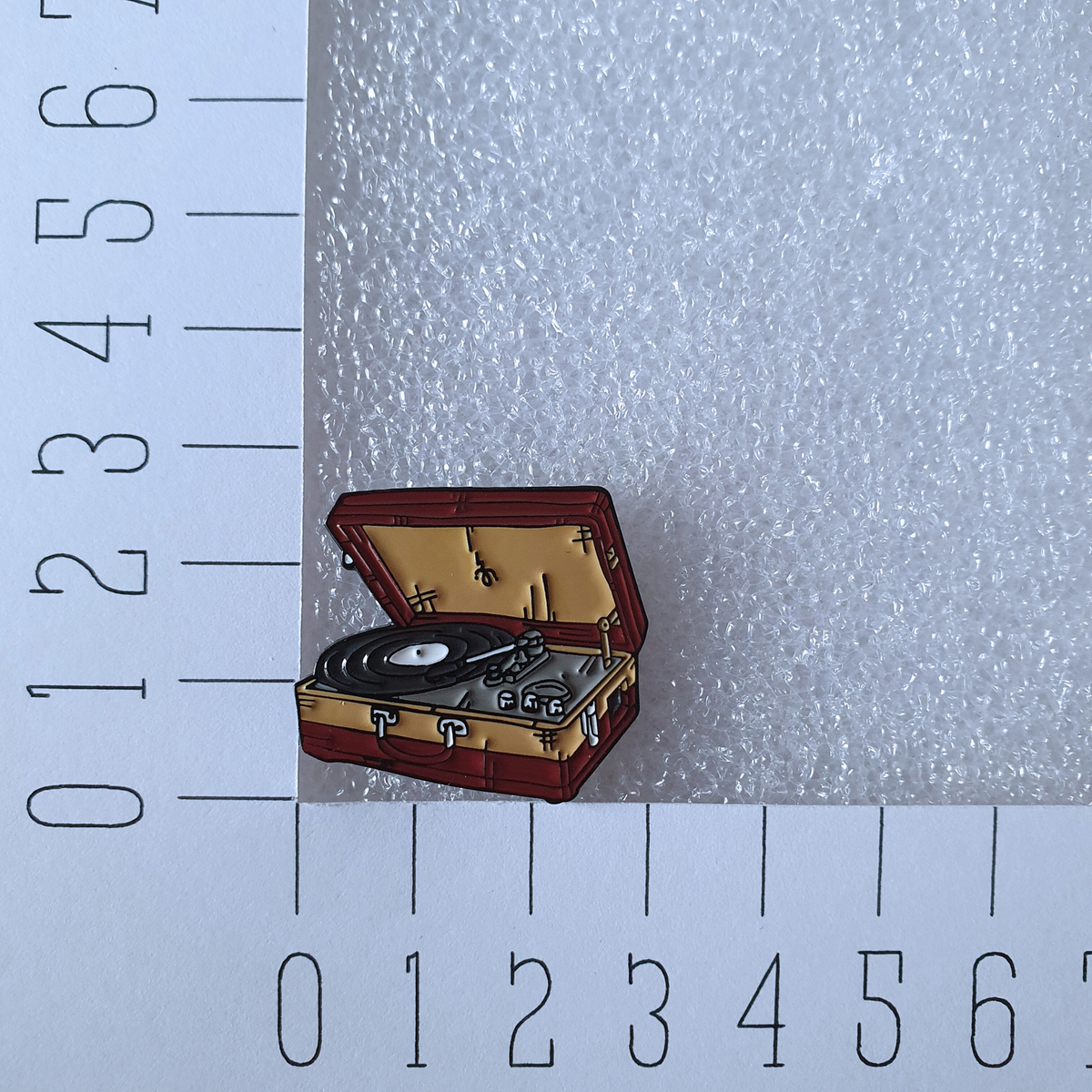 Enamel pin - Platenspeler in koffer
