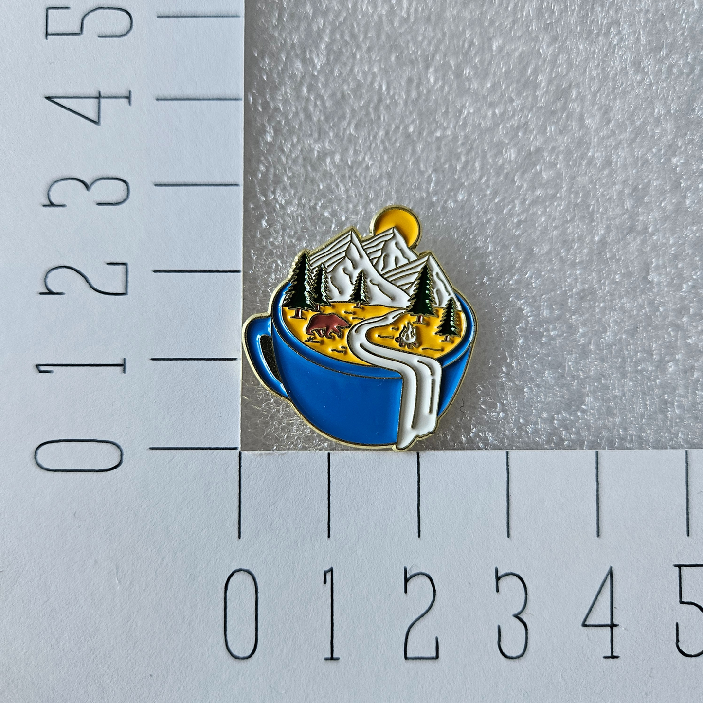 Enamel pin - Reis kopje, kopje met gebergte - Hobby en meer