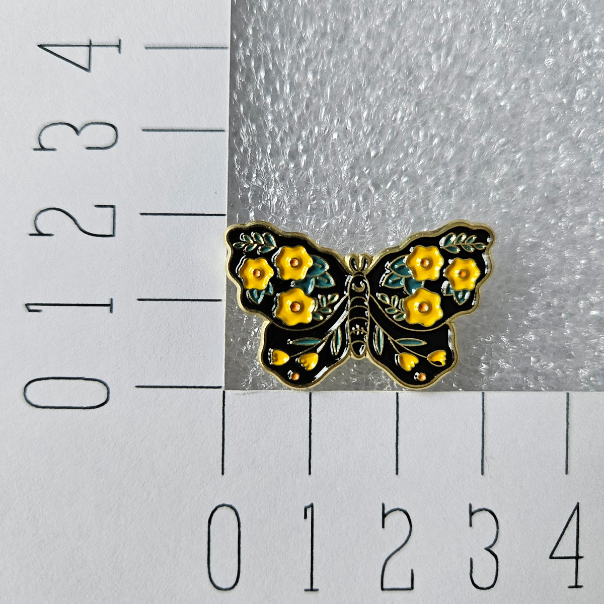Enamel pin - Vlinder met gele bloem