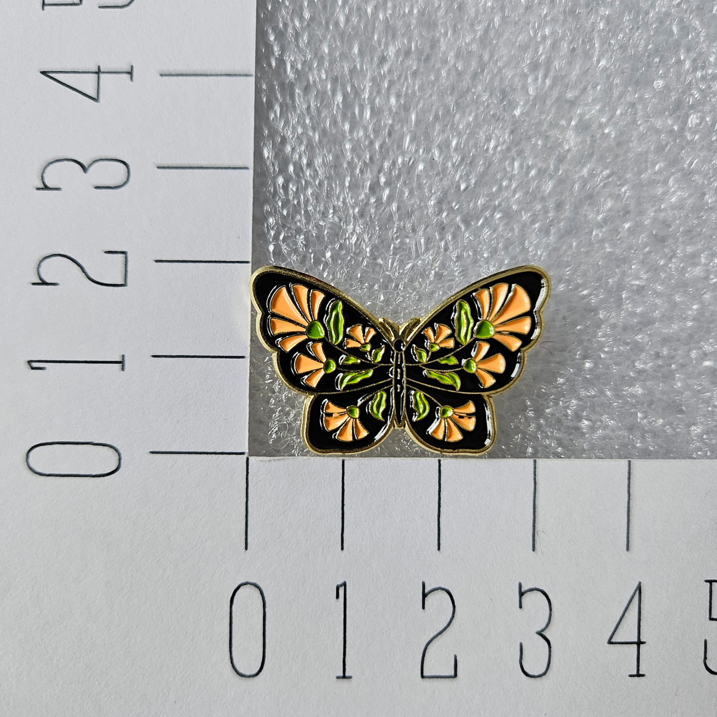 Enamel pin - Vlinder met oranje bloemen - Hobby en meer