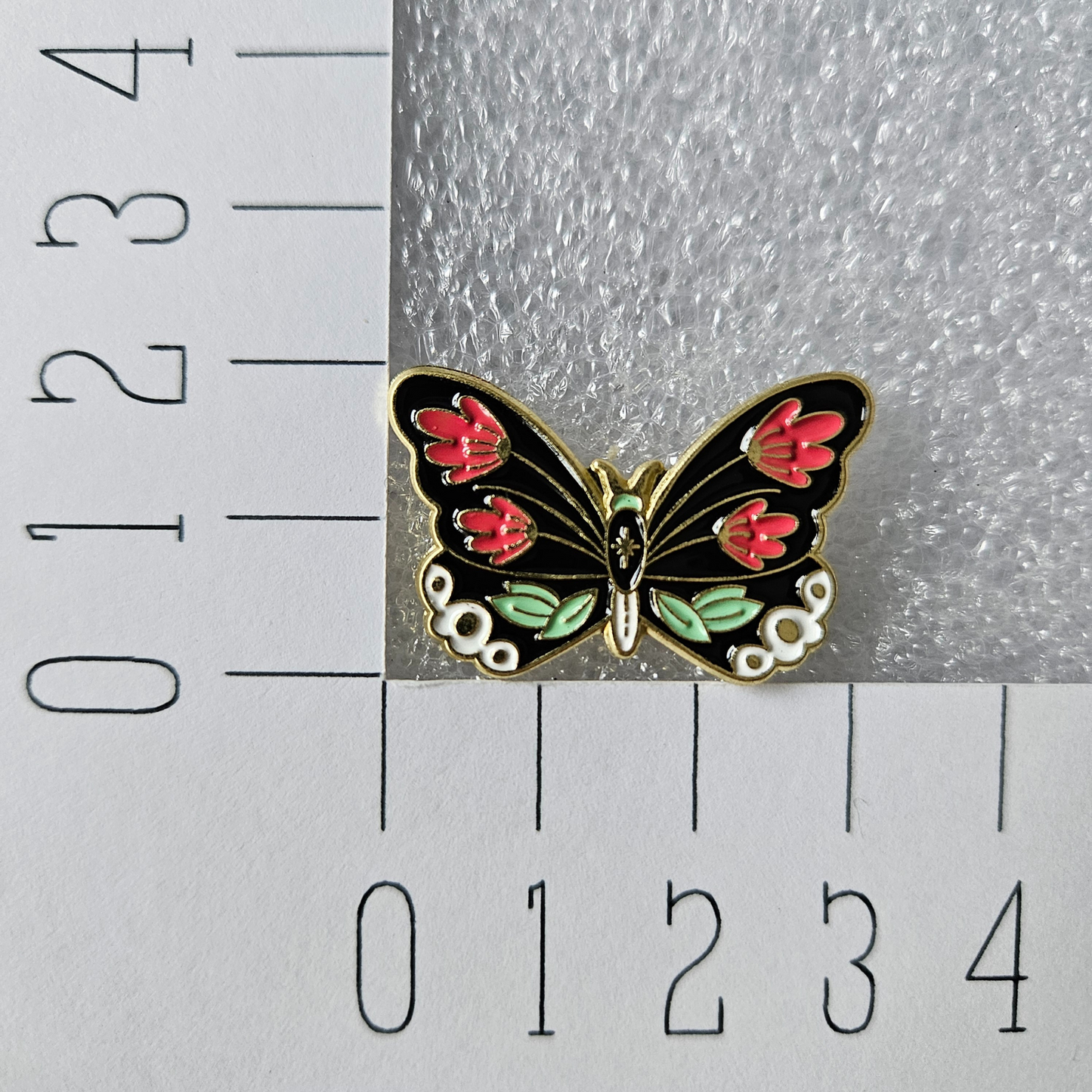 Enamel pin - Vlinder met rode bloemen - Hobby en meer