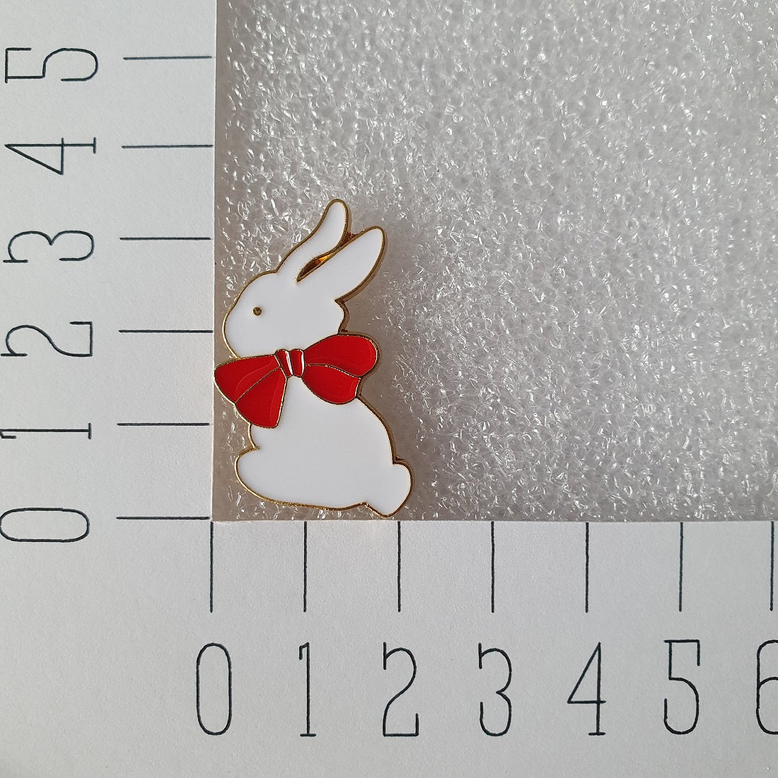 Enamel pin - Wit konijntje met strik - Hobby en meer