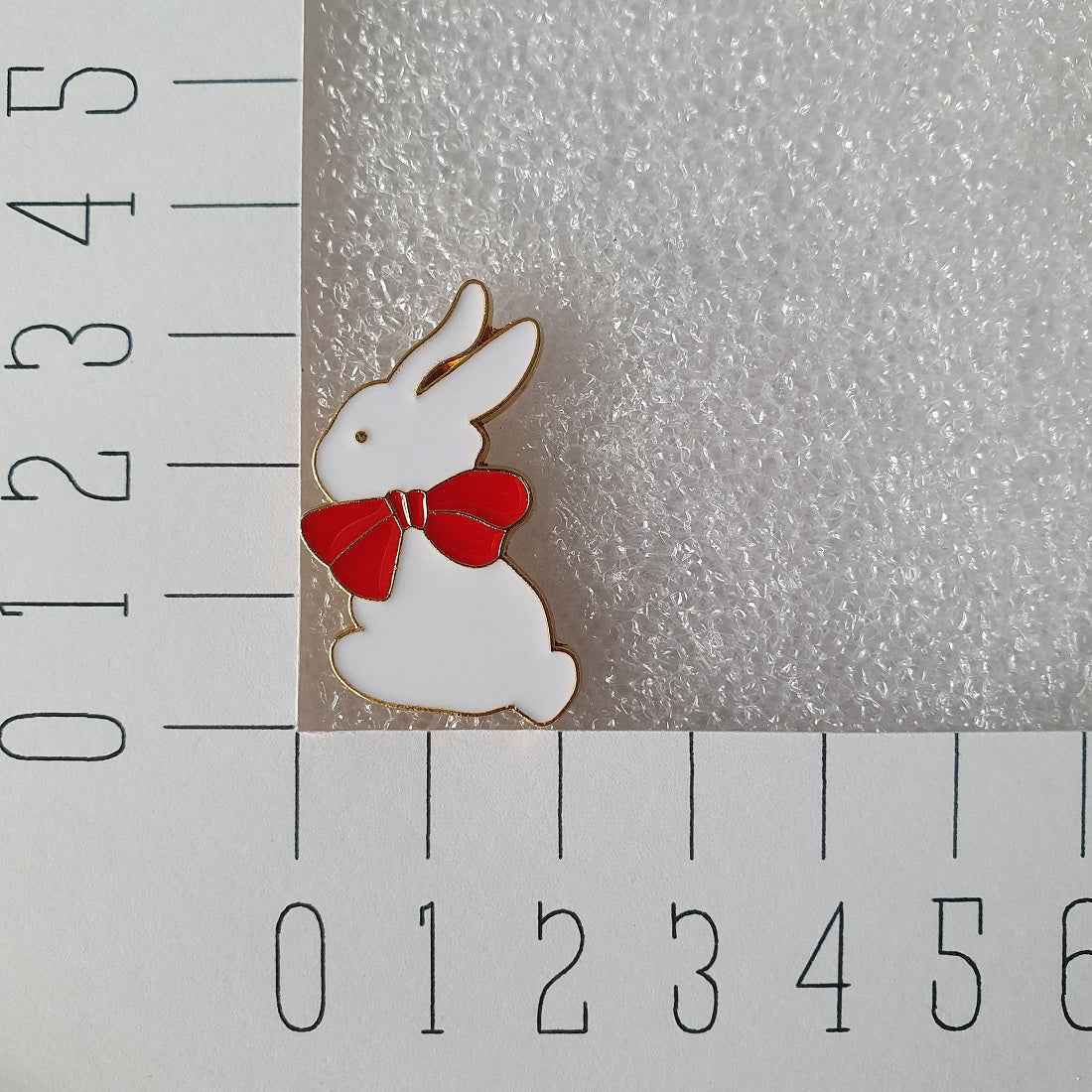 Enamel pin - Wit konijntje met strik