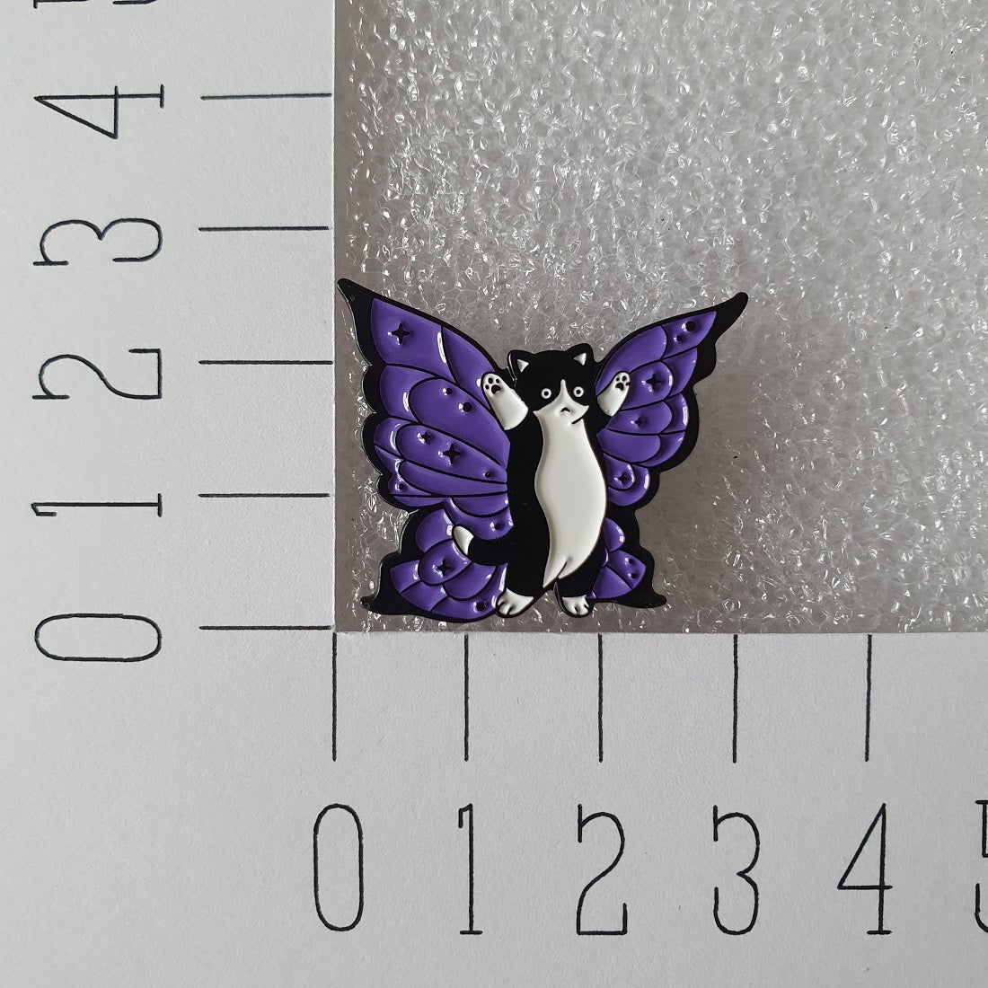 Enamel pin - Wit zwarte kat met paarse vleugels - Hobby en meer
