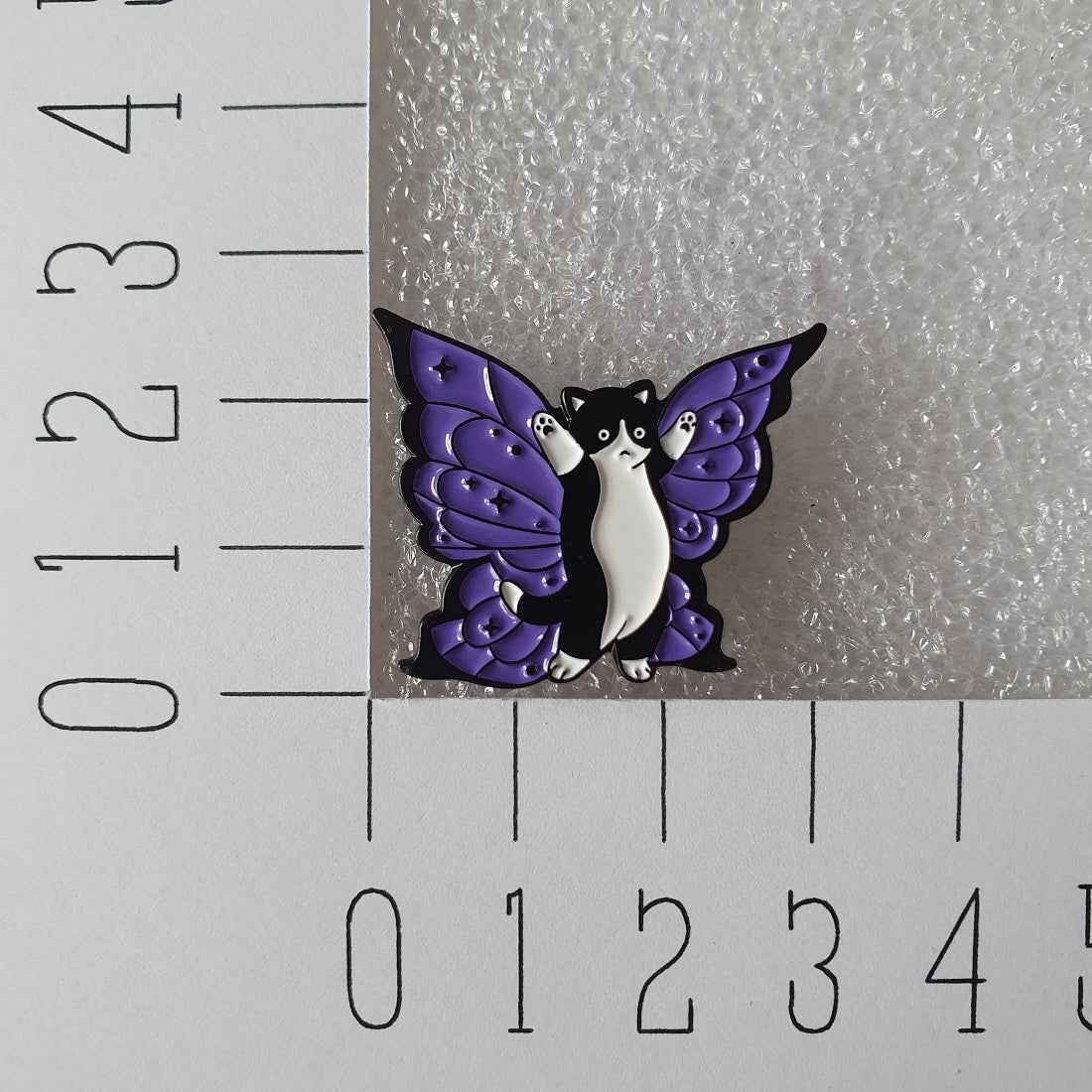 Enamel pin - Wit zwarte kat met paarse vleugels