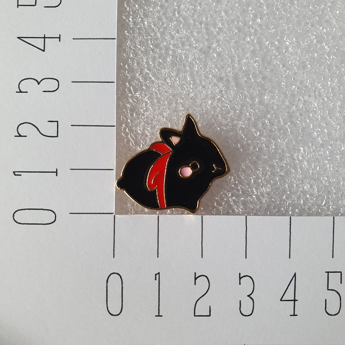 Enamel pin - Zwart konijntje - Hobby en meer