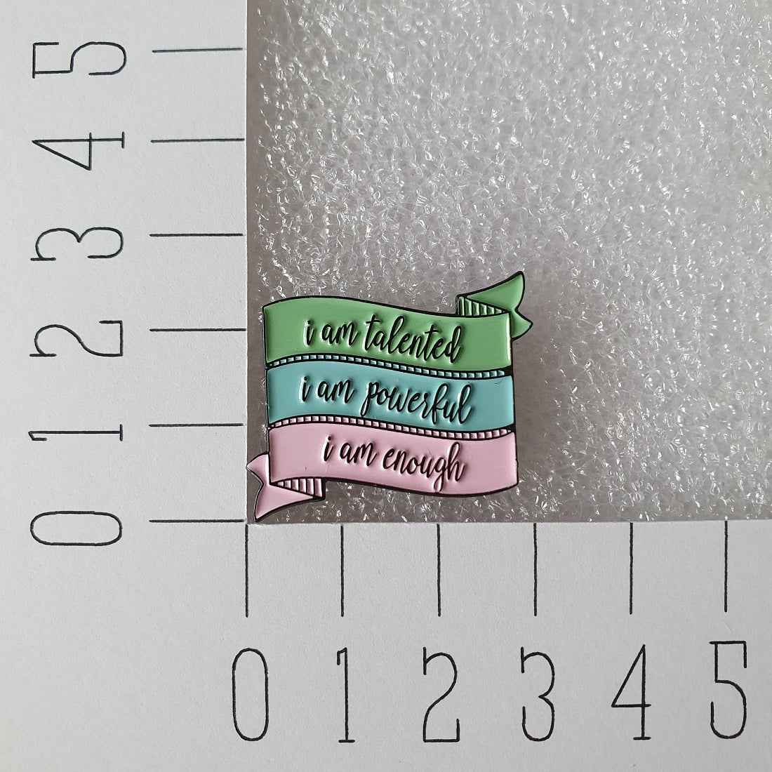 Enamel pin - tekst - talented, powerful, enough