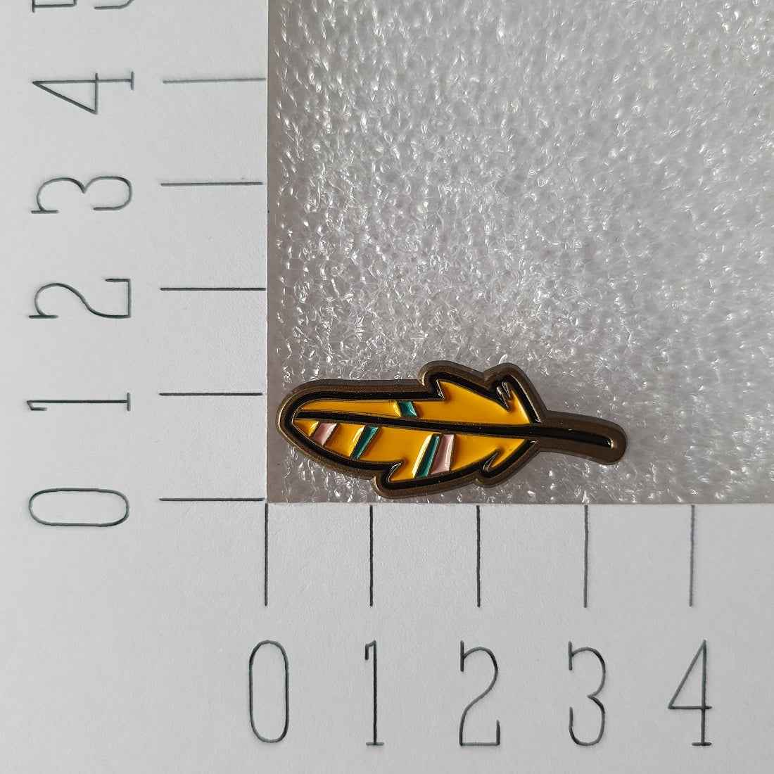 Enamel pin Gele veer