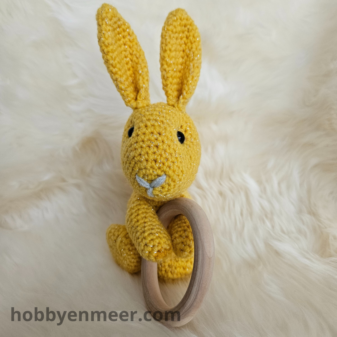 Konijntje op houten ring - Geel - Hobby en meer
