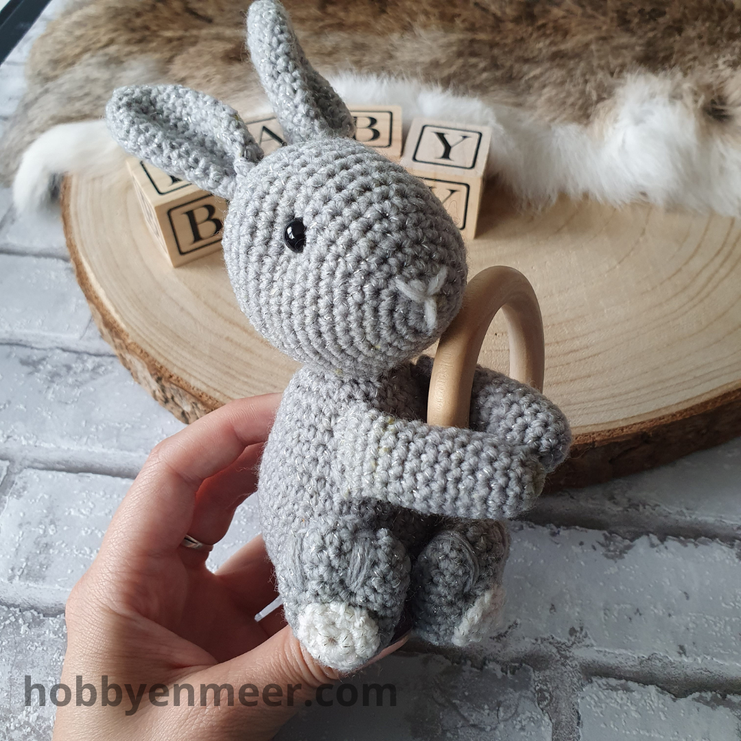 Konijntje op houten ring - Grijs - Hobby en meer